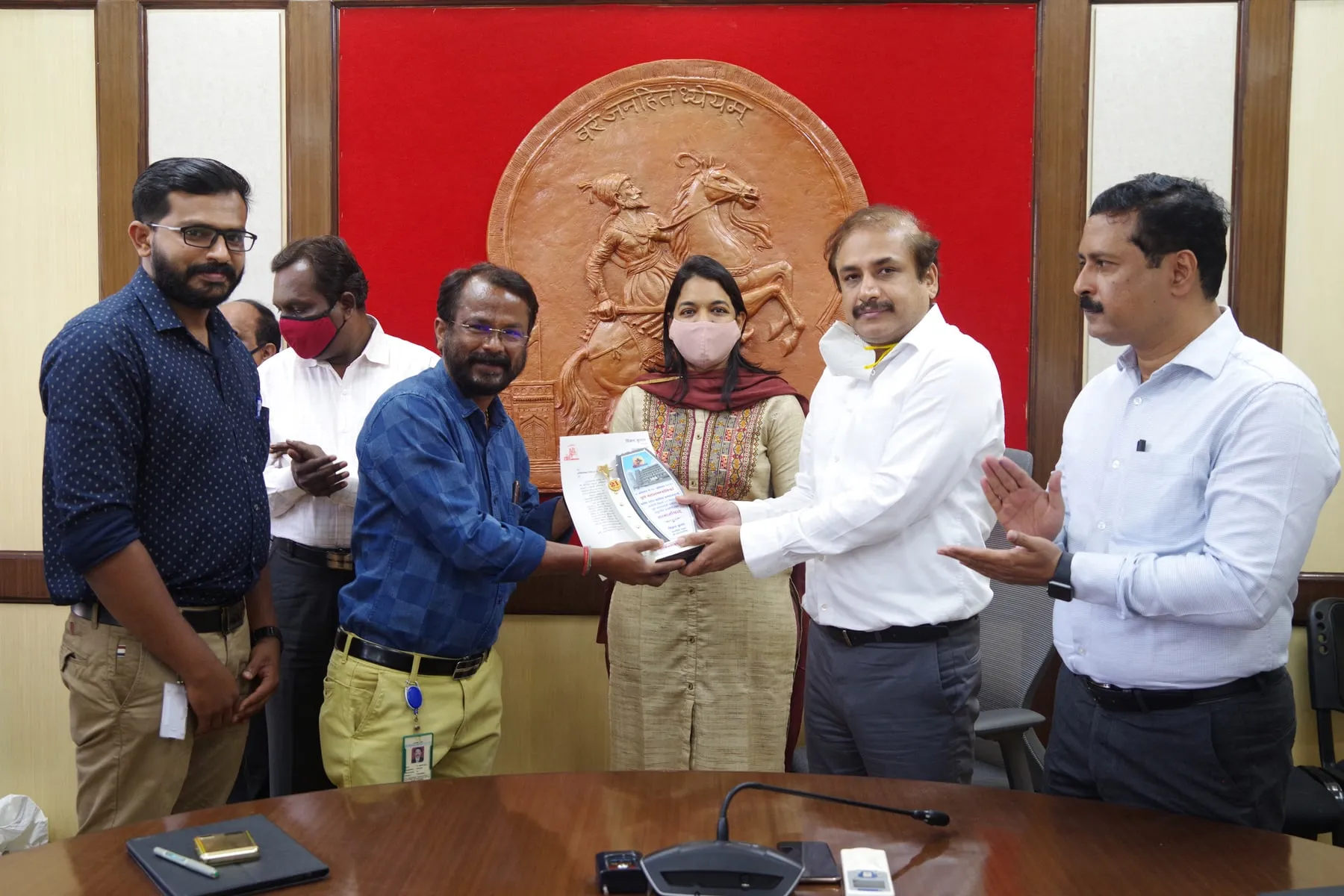 In a Pune Municipal Corporation office, the Oxymedpro team receives a memento for the 21-day COVID-19 ward work.